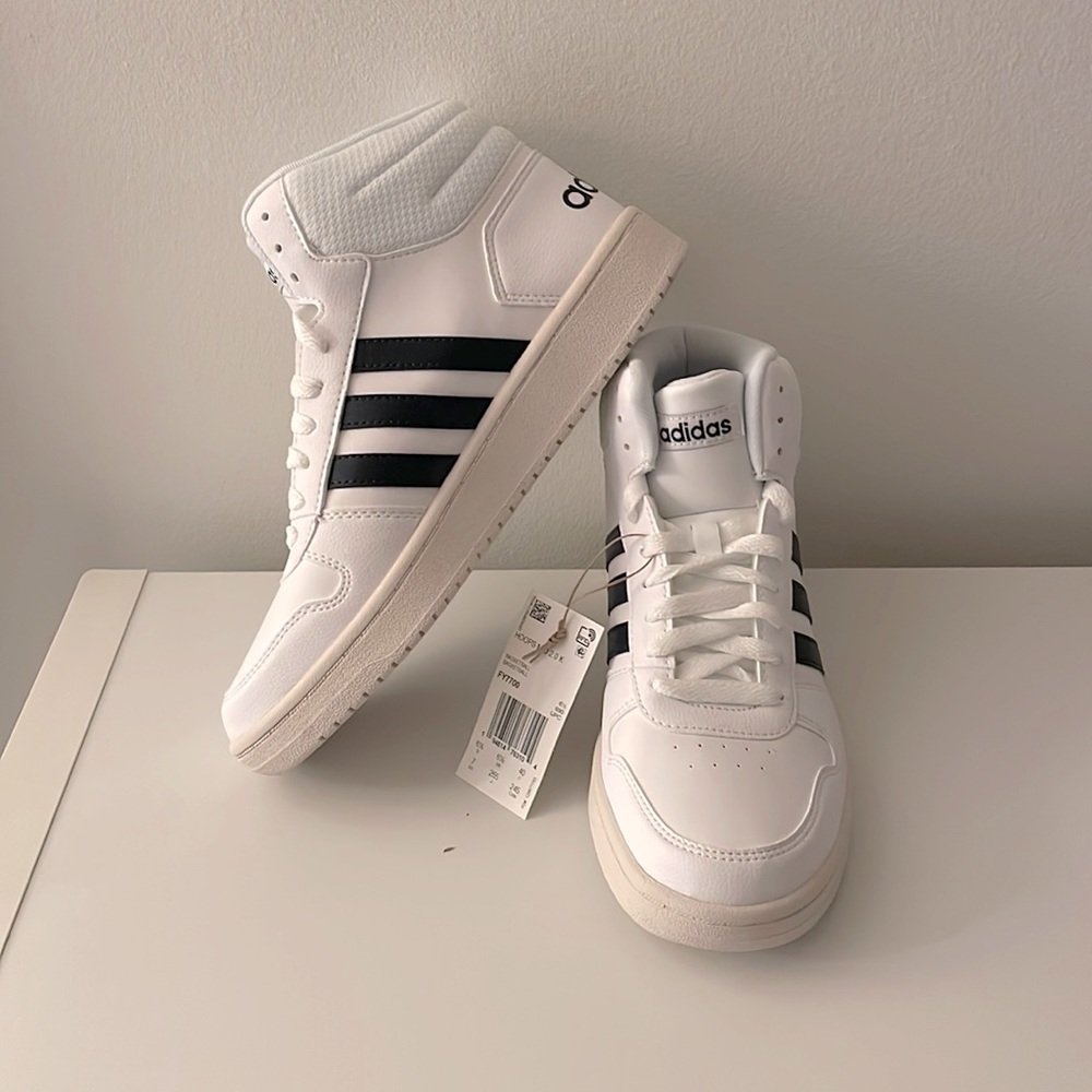 Men’s Adidas size 7 basketball sneaker